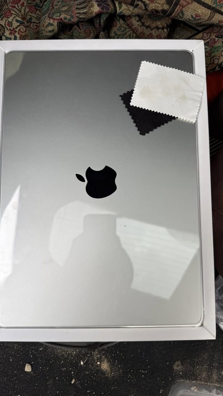 Macbook pro m5
512 GB Hard
16 GB Ram
14 inch
Battery 100%
مشحونه فقط 11 مره بعدها بالضمان لون فضي 
السعر بالخاص للتواصل
***********
