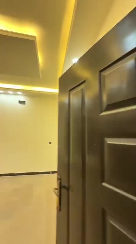 🏡 شقق زيرو للإيجار – حي دراغ / المنصور  
📍 شارع المستوصف  
🏠 3 غرف نوم + صالة  
🍽️ مطبخ (حار / بارد)  
🚿 3 صحيات  
👨‍👩‍👧‍👦 للعوائل فقط  
💰 الأسعار:  
• الطابق الأرضي: مليون  
• الطابق الأول: 900 ألف  
📞 للاستفسار: ***********
