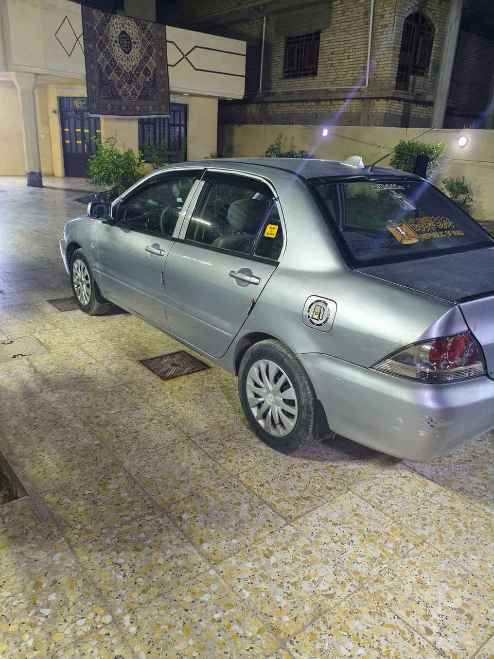 السلام عليكم 
لانسر موديل 2011 مكفوله كفاله عامه عدا طخه صغيره في الجاملغ الامامي كما موضحه في الصوره محرك كير مكفول 
العنوان: الراشدية قرب جزيره بغداد السياحية 
رقم الهاتف: ***********
رقم بغداد انكليزي 
محرك 2000
السعر 90 وبيها مجال
