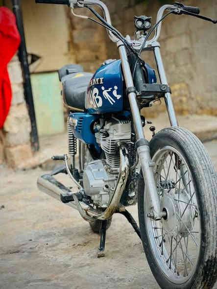 عمي سلام عليكم دراجه للبيع اربع كير دراجه ماعيزه برغي من نهضه تشك الكاع دراجه حلوه ونضيفه موديل 22 شاصي ومكينه مفتوحه والفات وهاذه رقمي *********** والشراي بي خير ويدلل 🥰🍃 مامغسوله دراجه
