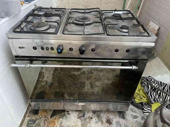 طباخ مصري شغال بس عين وحدة يرادلها تنضيف لان متروك ب٨٠  مكان ام الكبر والغزلان ***********
