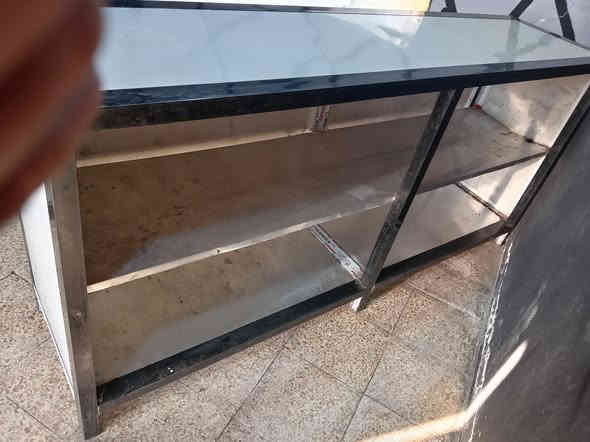 جامخانة مع ميز للبيع نضافة٩٠٪عنوان حي الانتصار شارع ٦٠للتواصل الاتصال***********
