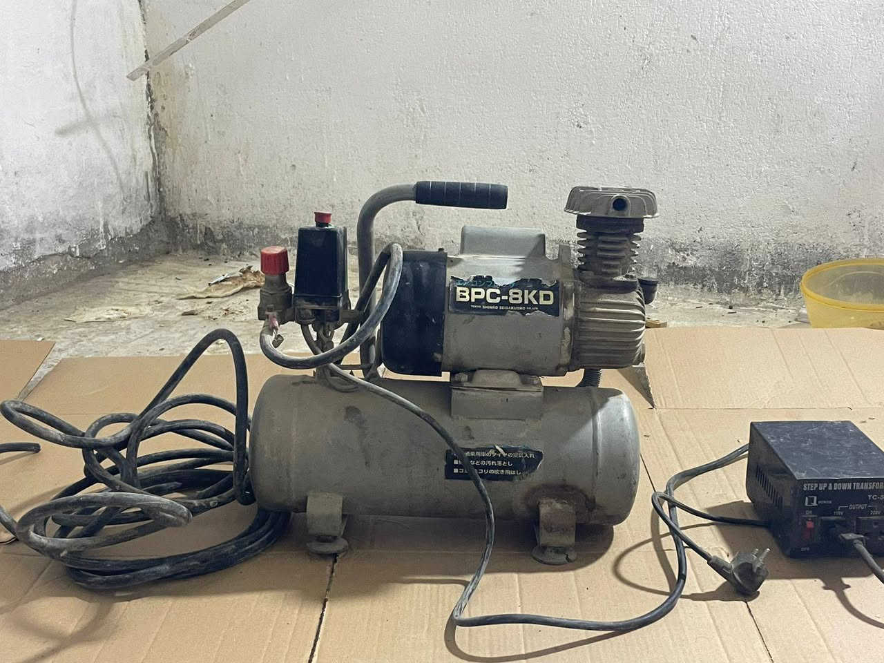 السلام عليكم كمبريسر هواء مع صونده 8 متر اصلي سعودي السعر 70 الف العنوان بصره حي  تواصل ***********
