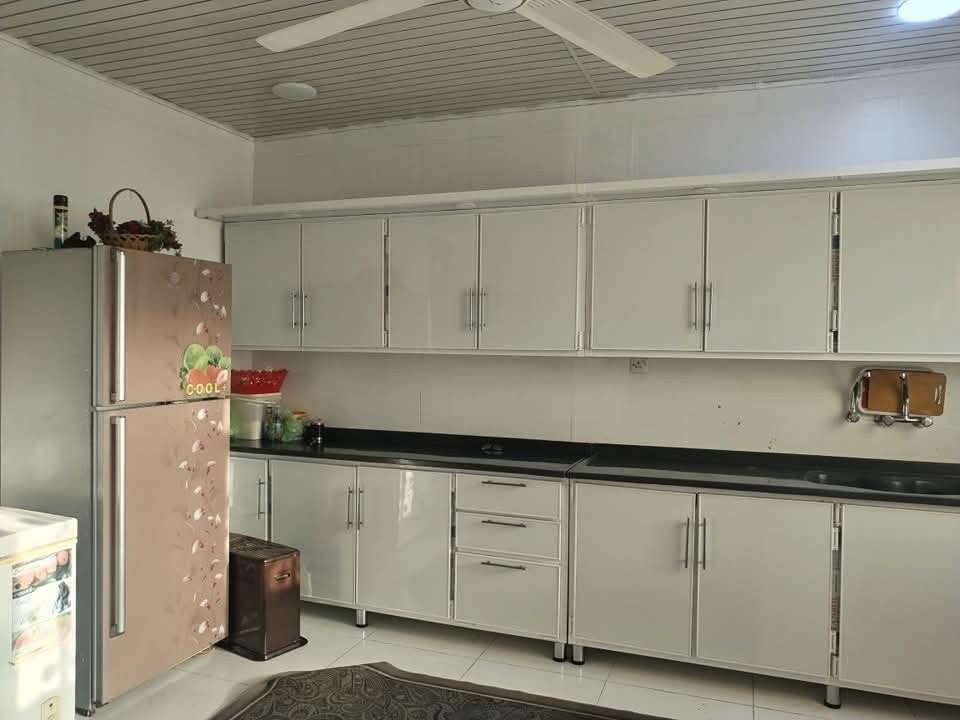 🏠 بيت للبيع - فرصة استثمارية مميزة

📍 الموقع: الجزائر – خلف مستشفى الحياة الأهلي
📐 المساحة: 275 م² (واقع الحال 300 م²)
📏 الواجهة: 14.5 م – النزال: 22.5 م
📜 السند: 25

الشارع عرض 8 او اكثر

البيت طابقين يتكون من:
 • 4 غرف نوم
 • استقبال واسع
 • مطبخ ومنور
 • مجمع صحيات
 • حديقة جميلة
 • طارمة وكلدور جير

🔹 مشتمل بصف البيت (ناقص أرضية ولبخ) – ممكن تأجره مباشرة
🔹 البيت الرئيسي جاهز للسكن
🔹 فرصة لا تعوّض للاستثمار أو السكن

💰 السعر: 225 مليون – بي مجال للتفاوض
📞 للاستفسار: ***********

