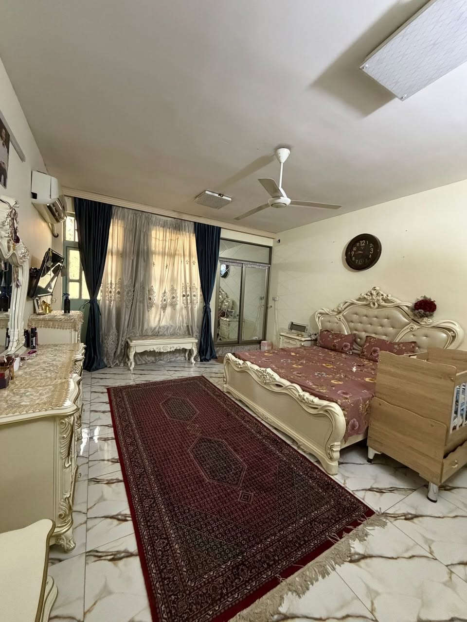 دار  للبيع مساحة 100 م واجهه٥ والنزال 20 تحتوي على الطابق الاول مدخلين استقبال وهول ومطبخ وحمام وترك
والطابق الثاني غرفتين نوم سويتات
والثالثه غرفه نوم سويت وبيتونة كبيرة
للاستفسار للاتصال على هذا الرقم

الغزالية قرب معمل الغاز***********
