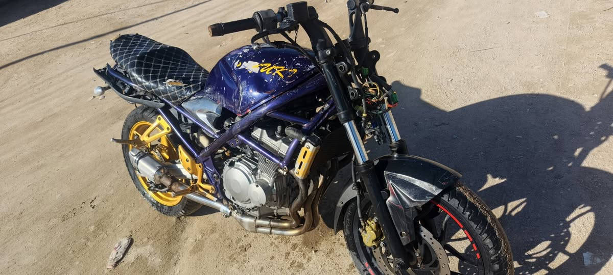 🔥 للبيع دراجة 🔥
🏍️ النوع: سوزوكي SV650
📅 الموديل: 2003 – 2005 
🔧 المواصفات:
محرك 650 سي سي V-Twin قوي
قير 6 سرعات
تبريد ماء
عزم قوي وسحب ممتاز 
دراجة بيها حادث خفيف بلتانكي اثر الحادث حتركت الضفيرة مالتها الدراجة كلشي مابيها المحرك ما مفتوح برغي بي   كهربائيات كلها شغالة بس الضفيرة ومحتركة ابيع كومة حديد 
رايدها ب 750  ..الف شراي راسلني وتساب مو شراي وتعامل لا اتعبني *********** مكاني البصرة الزبير
الدراجة گلك مكفولة من السرقة
