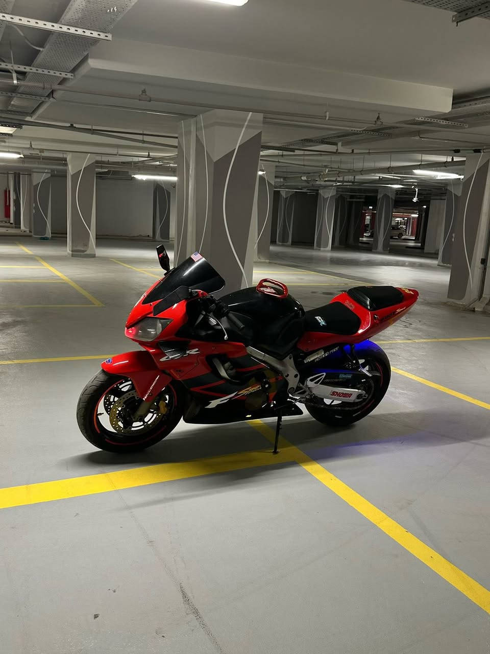 سلام عليكم
بطح افوراي 600cc موديل ٢٠٠٤ 
دراجه كفاله عامه من الطول للطول مابيهة اي نقص عليهة اضافات وصالنصه بروكس 
عليهة ادامه كامله تايرات جدد تنضيف  كلشي كامله اخت الزيرو دراجه مكاتبه فقط سعرها 28$ وبيها مجال للشراي مكاني بغداد الدوره للتواصل وتساب ***********
