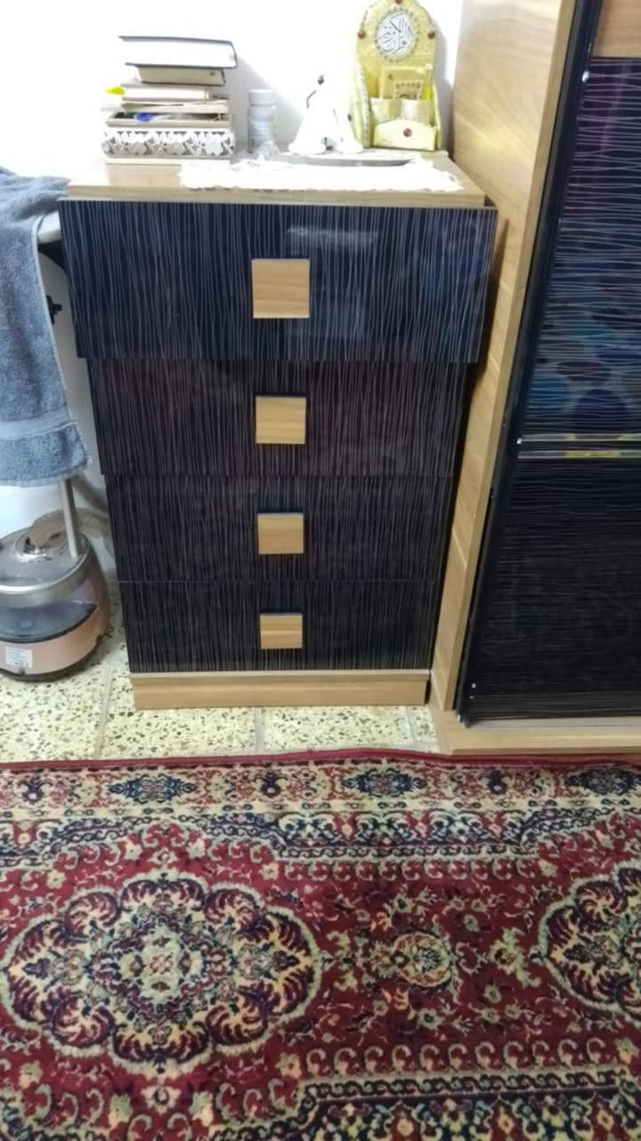 ***********
شراي يراسلني واتساب 
غرفه تركي ثكيله والله 8 قطع وياهه الدوشك السعر 200 الف عنوان بغداد بصف العامريه
