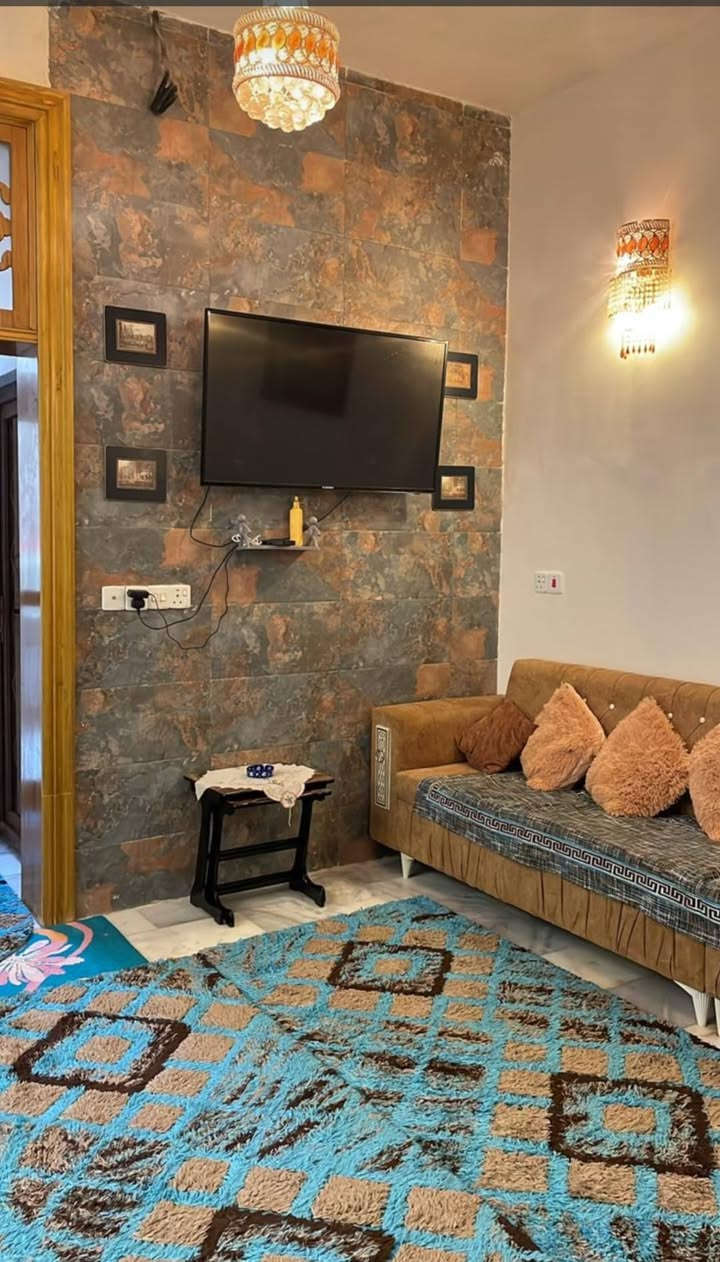 السلام عليكم
دار حديث للبيع طابو زراعي ٢٥ بإسمي إقرار محكمة معي وبحضور صاحب الأرض المساحة  150متر مربع طابقين كما موضح بالصور عرض الشارع 10متر كافة الخدمات يبعد عن الشارع العام 150 متر بناء 2021 
 المعملچي شارع الإبداع ساحة الشهيد عبير  قرب كلية الصفوة يبعد عن الإمام كيلو متر تقريبا باستخدام السيارة 10 دقائق لنقطة التفتيش في الروضتين مشياً تقريباً نصف ساعة 
وللاستفسار اكثر يرجى مراسلة الصفحة أو الإتصال على صاحب الدار مباشرة أو زيارتنا على الرحب والسعة ***********
التفاصيل
طابقين وثلاث غرف نوم ومطبخ واستقبال وصالتين وصحيات ٣ وسطح صغير وسطح طابق ثاني الارض مرمر افيون تركي كونكريت مسلح عتبة نظام معالجة الحشرات كهرباء ثلاث خطوط ماء ثلاث خطوط عرض الشارع 10متر ماء حكومي خطين مجاري حسب تخطيط الماء والمجاري ننظام كاميرات
البيع مع الأثاث 290 مليون بدون أثاث 280
