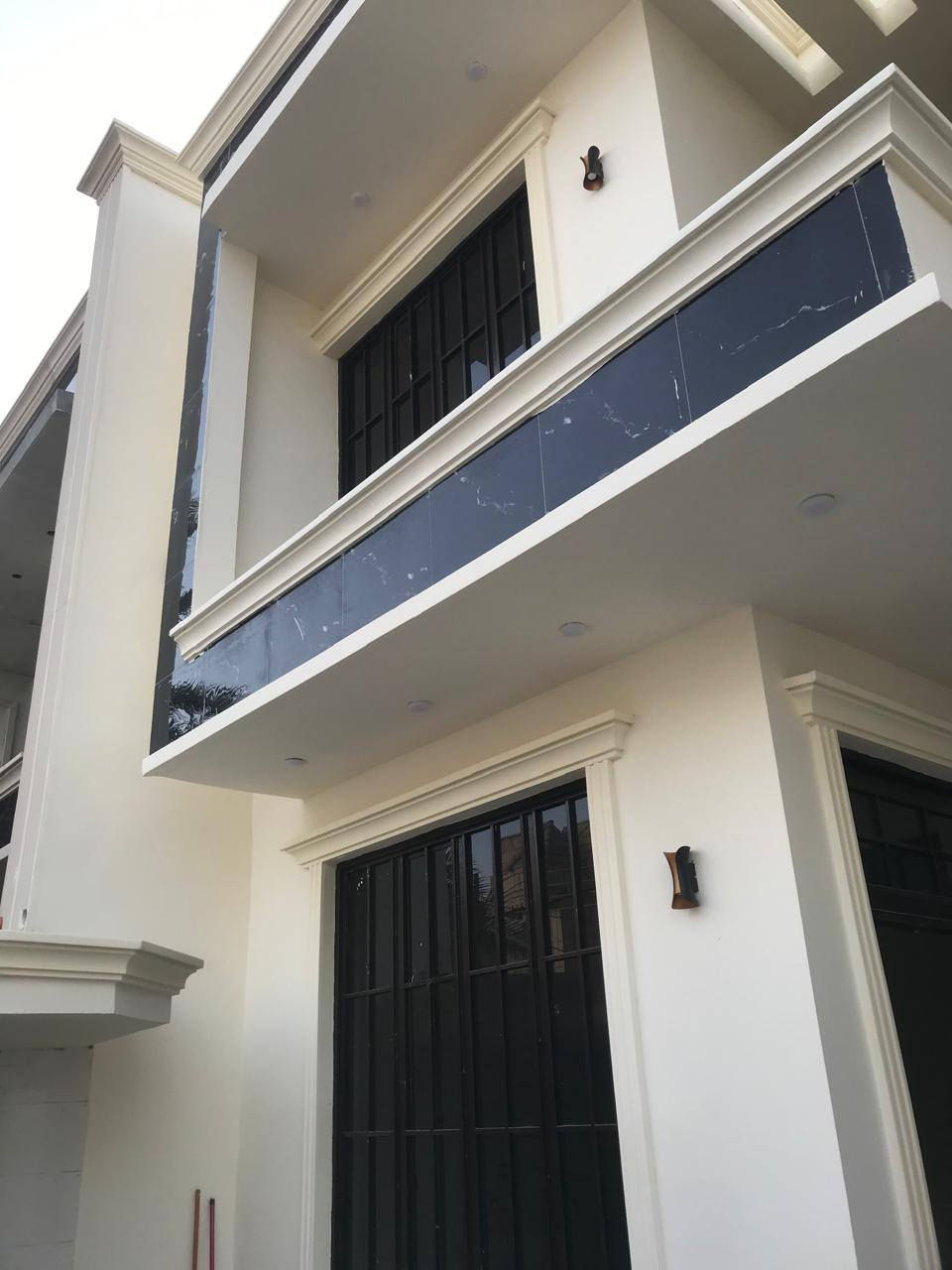 دار حي الخضراء للبيع المربع الذهبي واجهة شروق الشمس مساحة ١٥٠ متر يتكون من 
اربع غرفة نوم اثنين بالارضي واثنين بالطابق الأول استقبال كبيرة مطبخ صالة بالطابق الارضي وصالة بالطابق الاول 
٣ حمامات صحبات نوعية ممتازة 
سطح الاول سيراميك حامضي والسطح الثاني شتايكر 
الارضية لوح هندي
الدرج مرمر سمك ٣ سنتيمتر 
حمامات نظام تركي 
نظام تهوية دكتات 
الدار سحب ونقوش مغربية 
نظام سبالت 
نظام نفط 
نظام انترنت
نظام غاز 
نظام hd 
گزامة احذية مرمر 
نظام مكافحة ارضة 
الوجهة تعمل مع غروب الشمس وتطفىء تلقائيا مع الشروق 
الدرج نظام بيانو 🎹 للاستفسار الاتصال ***********
