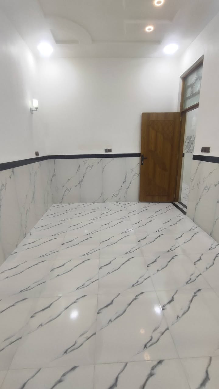 دار للبيع المساحه 100 متر بناء درجه اولى وحديث حي الغدير قرب مدرسه الفرح رقم الهاتف ***********
