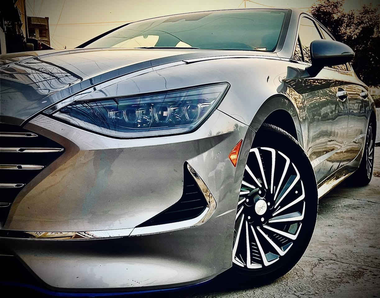 سوناتا 2023 هايبرد 
محرك 2000 
مواصفات تشغيل عن بعد ترحيب قياده ذاتيه رادرات جانبيه 
داخل مخمن كشنات كهرباء تبريد قطعتين 
ممشه 29 الف 
حادث قطعتين جاملغ امامي مع الجاملغ الخلفي بدون دواخل لا شاصي ولا لغود ومثل ما موضح صوره الحادث وصار بيه بارد هنا بلعراق باب السايق 
معروضه 175 وبيه مجال قليل 
رقم بغداد 
والسياره في بغداد 
***********
