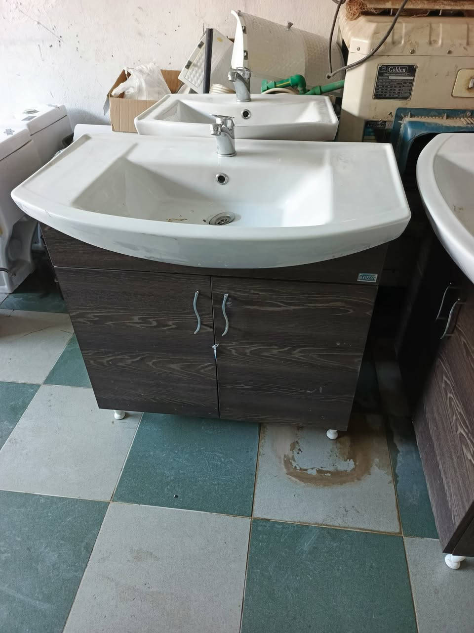 عندي هل اغراض مغاسل وغربيات كاملة مع مرايات وخلاطات جاهزة بدي صاحب محل مستعمل  كلن بي اربيل شاويس ***********
