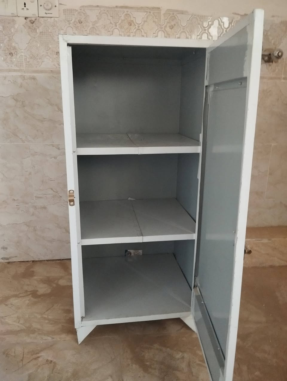 لوكر للبيع ***********
