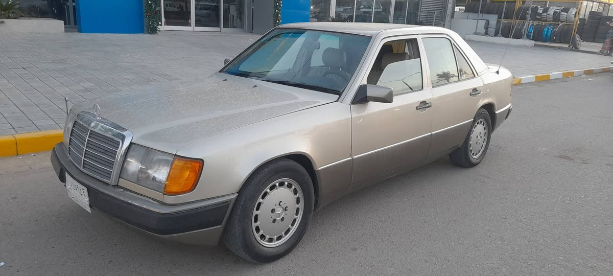 السلام عليكم..
مارسدس 300 محرك ابلاد السيارة 
جديدة مواصفاة اسلايت كشن كهرباء
السعر المطلوب ٧٣ وبيها مجال العنوان
فلوجه السيارة جديدة ومال جناي
***********
***********
