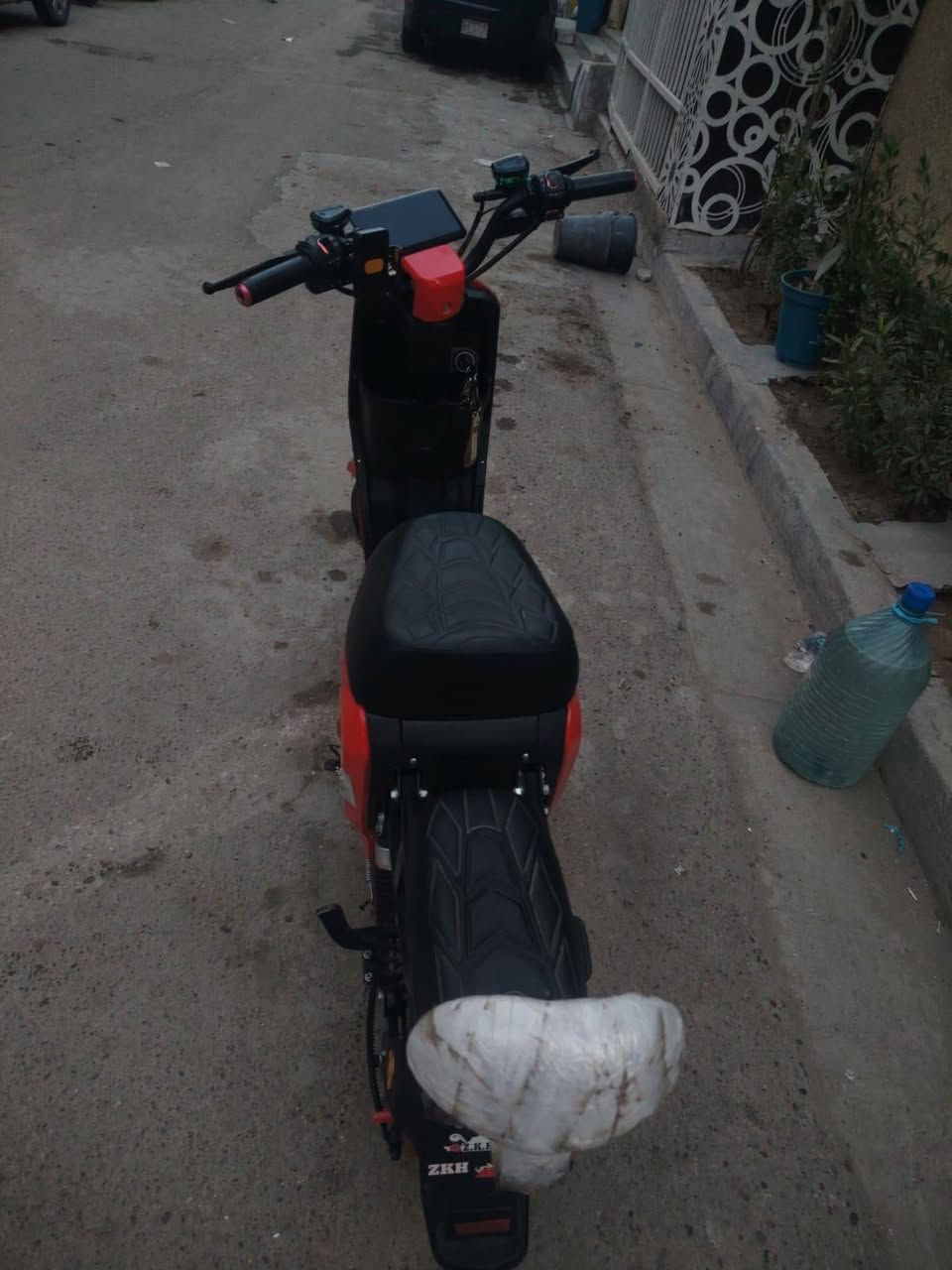 السلام عليكم اخوان دراجه شحن اخت الجديده استعمال قليل لزكات الشركه ونايلون الشركه بعده بيها بايدرات وامبي ثري وسماعات ومرايات بعدهن ما شادهن كلها شغاله مكاني بغداد حي القاهره السعر 425 وبخدمه الشراي   ***********
