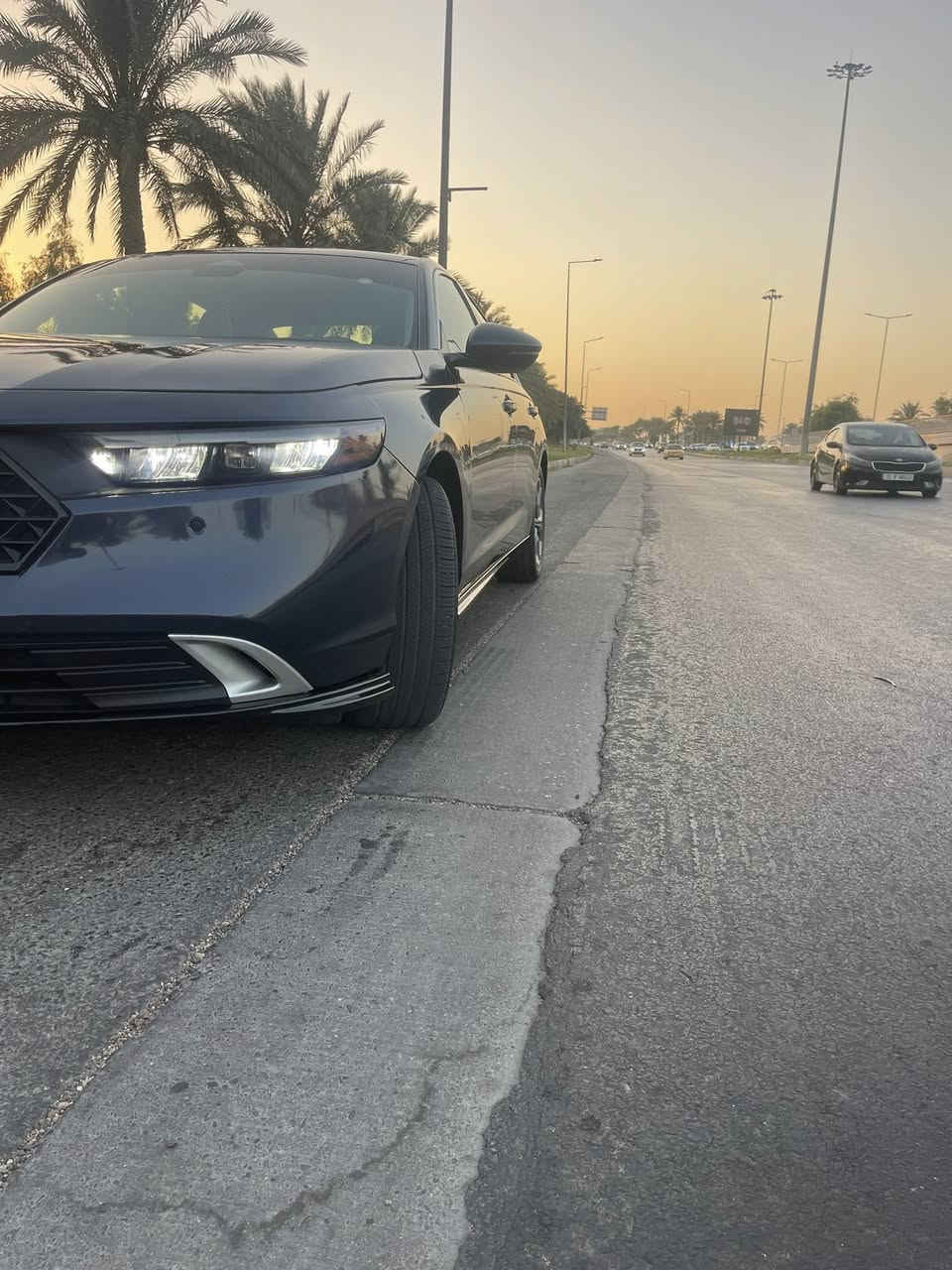 السلام عليكم 

هوندا اكورد 2025هايبرد  EXL
ماشيه. 22كيلوو
مواصفات فول 
لون نيلي
شاشه كبيره 
تحكم ستيرن
شفتات ستيرن
اشاير مري
لايت زنون 
تبريد قطعتين
محرك 2000 هايبرد تنفس طبيعي
ويل 17
رادارات جانبيه وأمامي
كشن جلد وكهرباء
تدفئة كشنات
ثلاثه انظمه قياده
فتحه
بصمه ابواب 
بصمه تشغيل عن بعد
حادثها جاملغ امامي مبدل 
و شبر بارد بالبنيد فقط 
ايرباك دركه  و برده فقط
رقم بغداد باسمي

نقص رادار امامي 
صوره الحادث بالمنشور
عارضها. 210 $$ وبيها مجال
مكانها بغداد  - الدوره 
للاستفسار ***********
