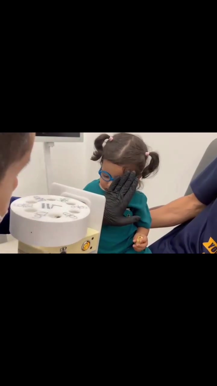 هذا علاوي

زارنا علاوي في العيادة ..وكان سابقا قد اجرى عملية سحب ماء ابيض ولادي مع زرع  عدسة  ... وبعد الفحص الدقيق تم اكتشاف وجود كسل في العين اليمنى وسيخضع لخطة علاجية الغرض منها متابعة وتنشيط العصب البصري للعين اليمنى...

👶 فحص البصر عند الأطفال يختلف عن فحص الكبار 👁️

الكثير من الأطفال لا يستطيعون شرح المشكلة التي يعانون منها، لذلك يعتمد فحص النظر لديهم على أجهزة وتقنيات خاصة تساعد على اكتشاف ضعف البصر أو مشاكل العين حتى لو كان الطفل صغيراً ولا يعرف القراءة.

✨ جهاز الـ Catford يساعد على تقييم النظر عند الأطفال بطريقة دقيقة ومريحة، دون الحاجة لتعاون كبير من الطفل، مما يساعد على الكشف المبكر عن مشاكل مثل:
🔹 ضعف النظر
🔹 كسل العين
🔹 الحول
🔹 مشاكل التركيز البصري
.

ونسأل الله الصحة والسلامة لجميع المرضى 

#الدكتور_حيدر_محمد_فياض_المعموري
عنوان العيادة : مجمع عماد الخير الطبي- مقابل مستشفى المسيب العام
للحجز والاستفسار: 
اتصال او واتساب على الرقم 📞  📱 ☎️ 
 ***********
#مسيب #عيون #طبيب_عيون
