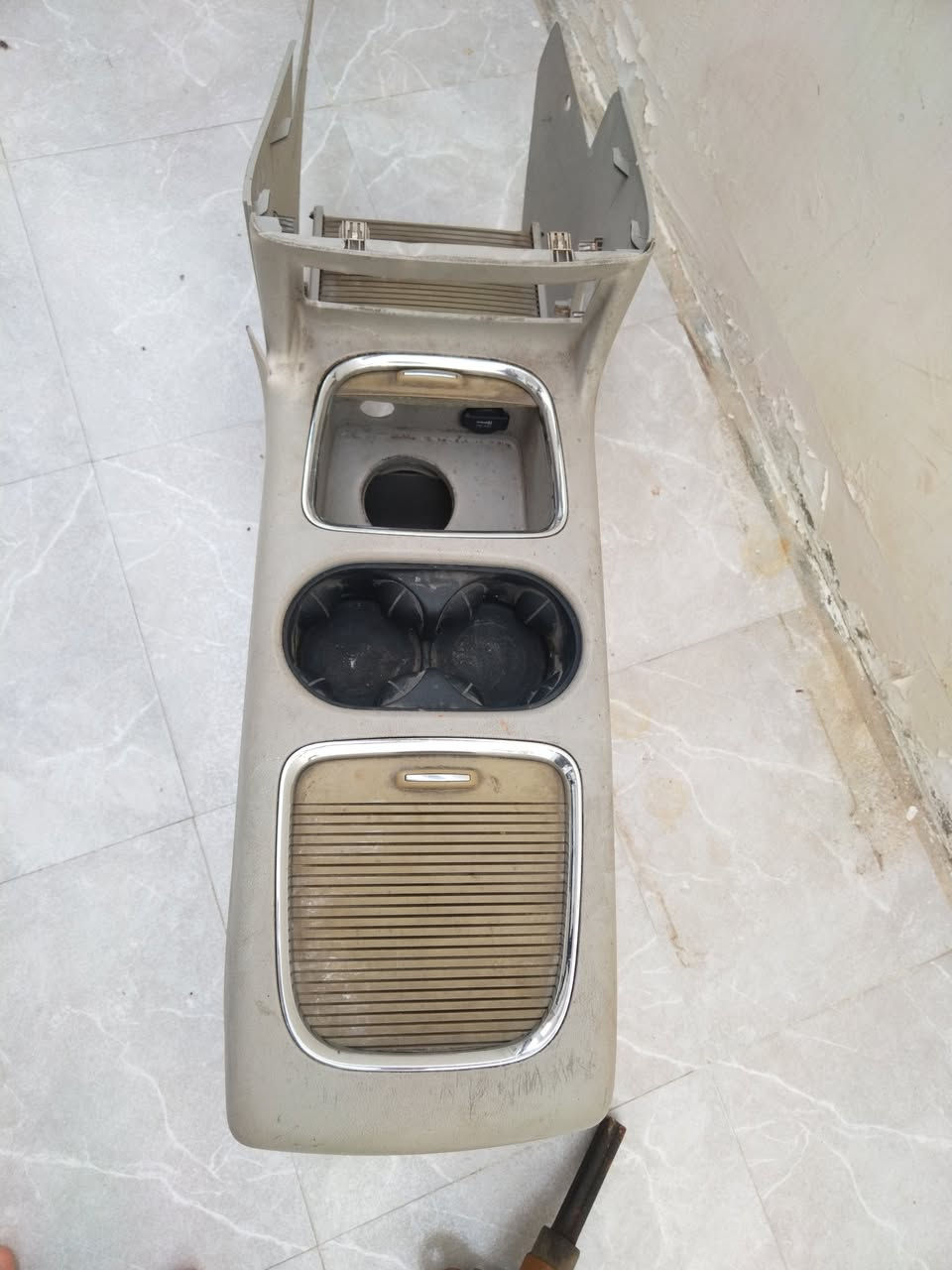 السلام عليكم .. غراض دوج كرفان للبيع ستيرن حديد ١٥٠ وفرس وسطي بيه كسر من الامام ٧٥ .. مكاني البصرة شط العرب ***********
