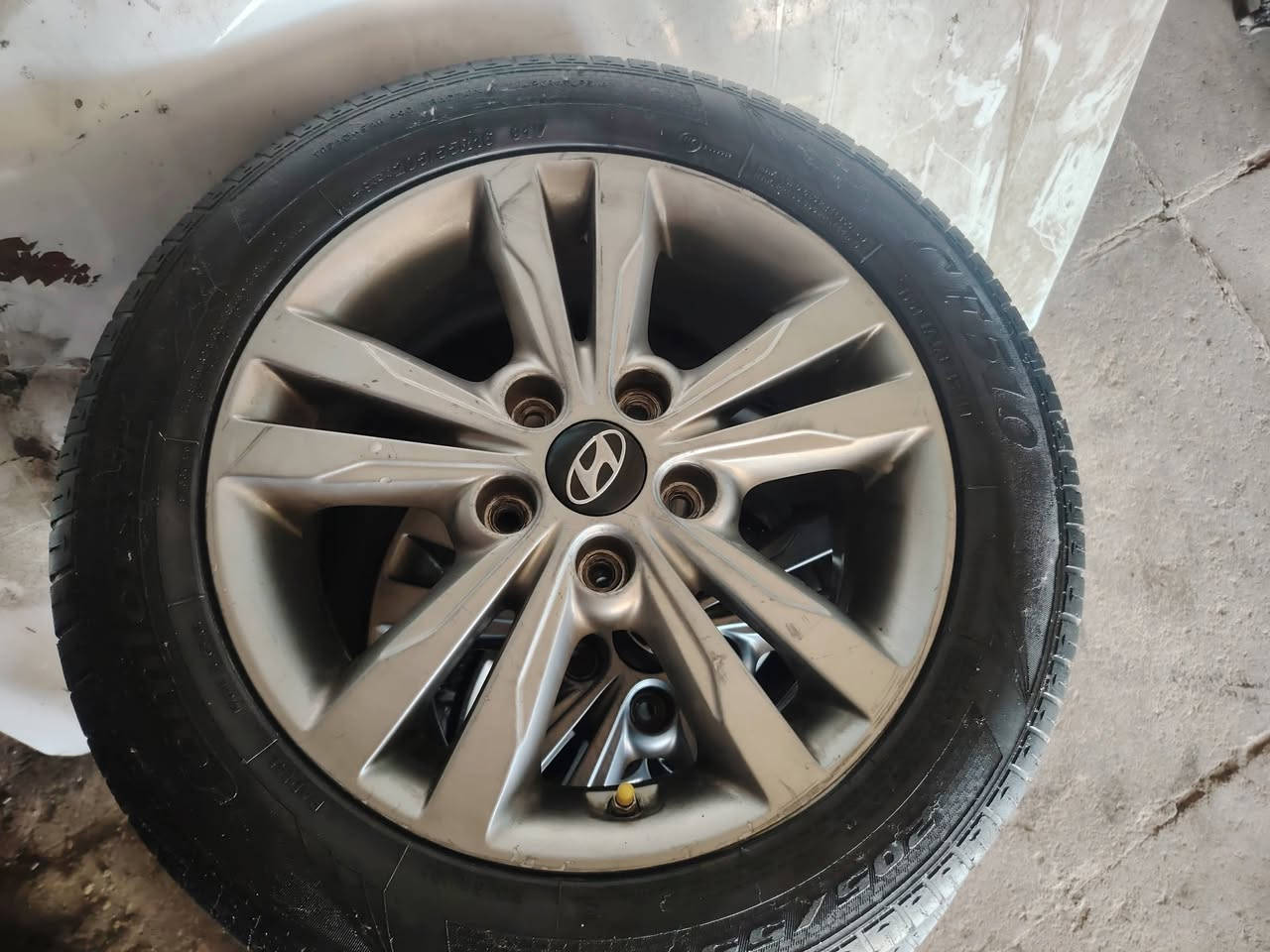 سلام عليكم تخم تاير وتخم ويل حجم 16 نضافه 90٪100 مكاني بغداد المعامل ***********
