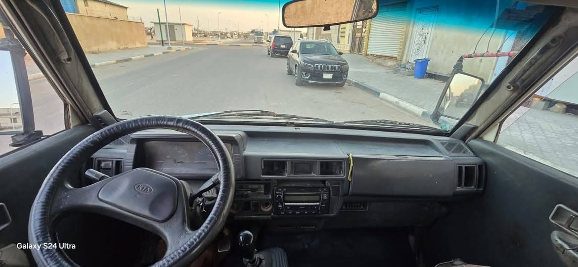 سلام عليكم 
كيه بنكو موديل((1996))رقم بصره تحويل مباشر شاصي رقم شاصي كفاله مكينه كير حداديه طخم تاير كهربايات كله شغاله داخل جديد مكان بصره سعره((28)) وبيه مجال ((***********))((***********))
