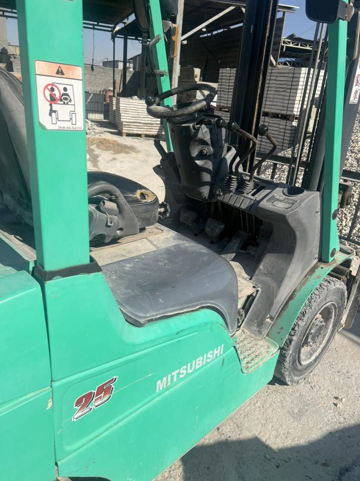 سلام عليكم رافعة شوكية متسوبيشي للبيع 3 حركات 2.5 طن مديل 2014 سعر 105 ورقة بغداد كمالية الاستفسار ***********
