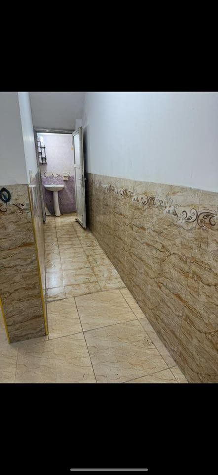 شقه طابق ارضي للإيجار غرفه وصاله وخدمات الغزالي شارع البداله قرب ملعب الخماسي ٤٢٥ الف 
***********
