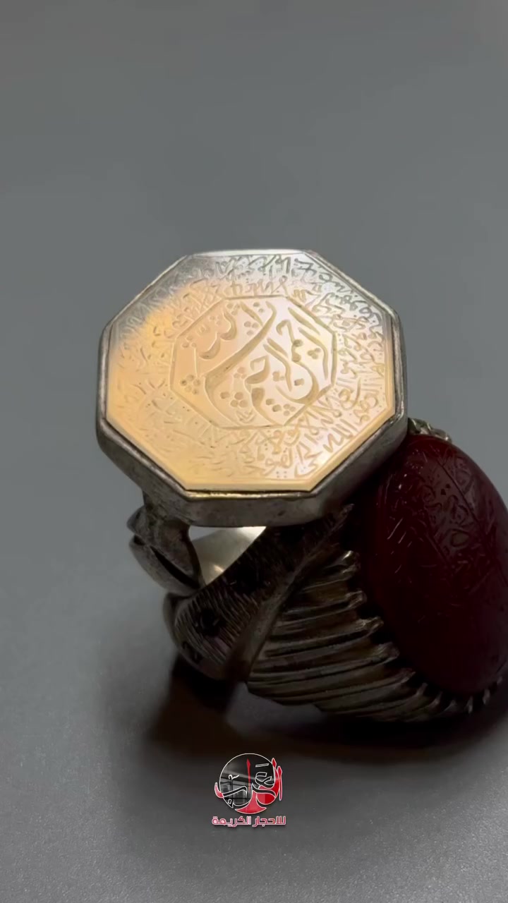 قطعة فريدة من نوعها خام جدا جميل عقيق يماني ابيض سدادسي 
خط الاستاذ المبدع محمد العاملي اية الكرسي
صياغة يدوية ثقيلة مقاس "25" 
***********
