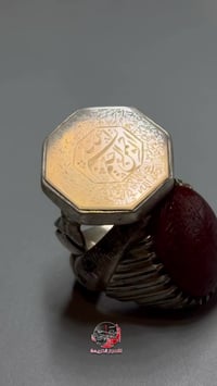 قطعة فريدة من نوعها خام جدا جميل عقيق يماني ابيض سدادسي  خط الاستاذ ال...