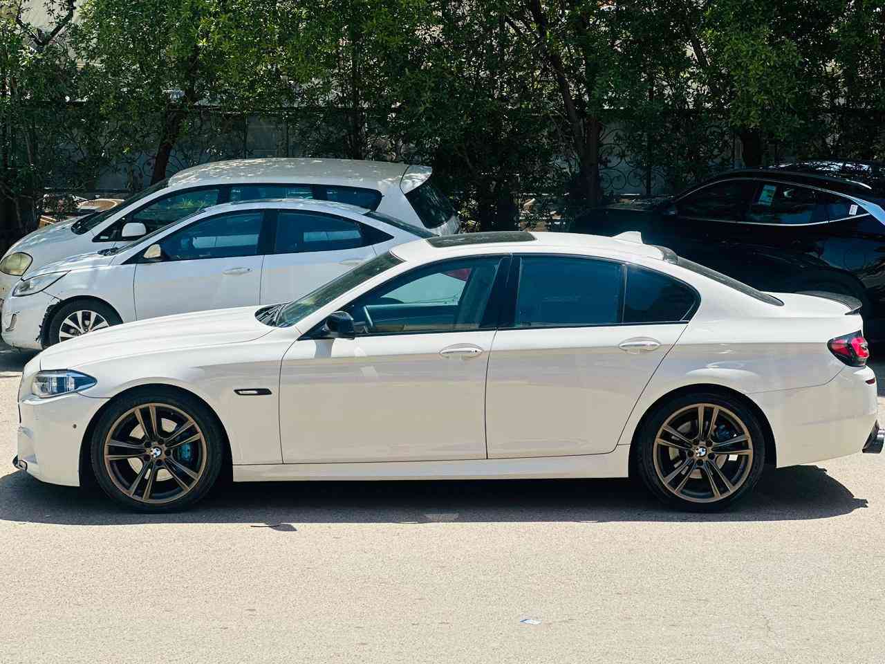 سلام عليكم ورحمة الله وبركاته سياره للبيع تفاصيل كامله
1- النوع :- BMW
2-الموديل :-2011 خليجيه عروش
 3- الحجم :-535
 4- حجم المحرك :- 3.0 تيربو
____________________________
فول مواصفات
 1- سلايد(فتحة سقف)
 2- كشنات جلد
 3- بصمه 
 4- خمس كامرات
 5- شاشه كبيره
 6- خمس بردات
 7- حساسات خلفيه+اماميه
 8-ابواب شفط
 9-مري قلاب ويه البك
 10- كشنات كهرباء +ستيرن كهرباء
 11-ميموري كشنات خزن وضعية السائق
 12:- شفتات ستيرن

الاضافات 🏎️🚀 
 (داون بايب+كزوز بورلا+ كت كامل M5+ويل M5 اصلي
 قبظه كير M5+ بك لايتات مال 20+ لايتات لد+برمجه)
_______
رقم اربيل الدولي بأسمي تحويل مباشر
السياره خليجيه وكالة العروش مكفوله من التبديل والفتح بيها كد اربع اصابع صبغ بالجاملغ مال صدر فقط السياره جديده وعليه ادامه مستمره صفر مسج 
السعر 185 بيع او مراوس حته لو سياره غاليه حسب القناعه
للاستفسار *********** العنوان بغداد حي الجامعه
