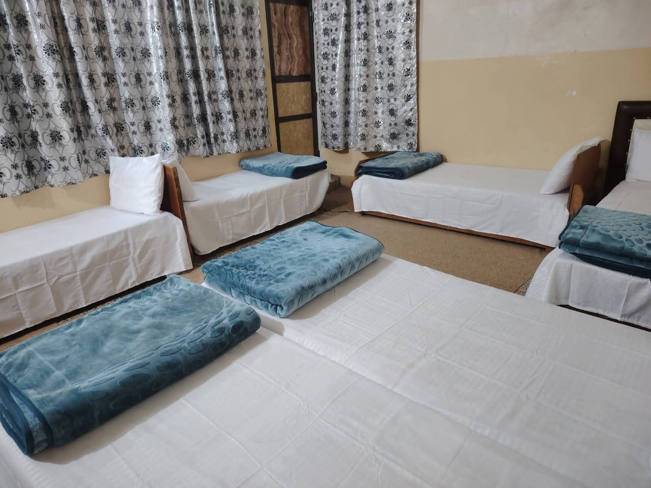 منزل البشير كربلاء المقدسة  شارع الشهداء 
قرب مستشفى السفير 
متوفر حجز 3 غرف  غرفه رباعيي  وغرفتين سباعي  
عدد الاسره 18 سرير عؤال فقط  للحجز والا ستفسار واتساب و اتصال  ***********
