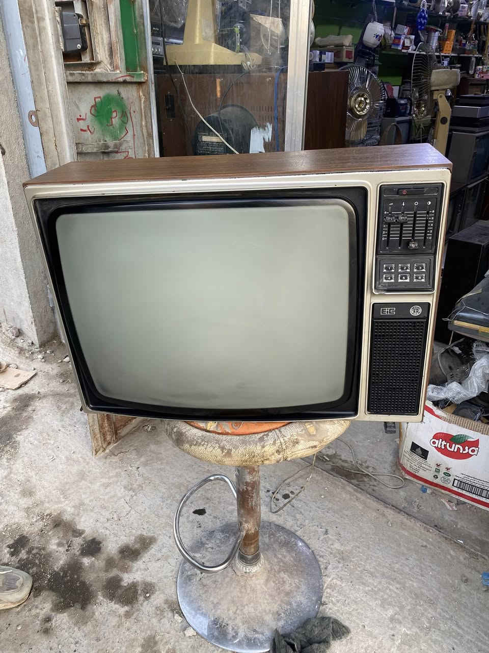 تلفزيوناتنا خشب قديمة للبيع ***********
