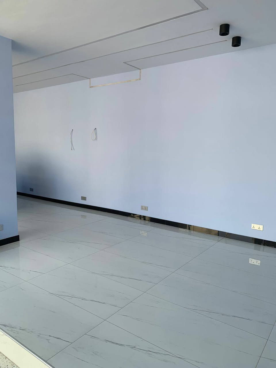 السلام عليكم .

محل جاهز للأيجار يصلح ( حلاقه . مكتب عقار . اسواق )
 مجهز بديكورات حديثه وتشطيب جديد كما موضح بالصور ومساحه واسعه بموقع مميز .

📍الكراده / خدمي جسر الربيعي 
📞 للتواصل / ***********
