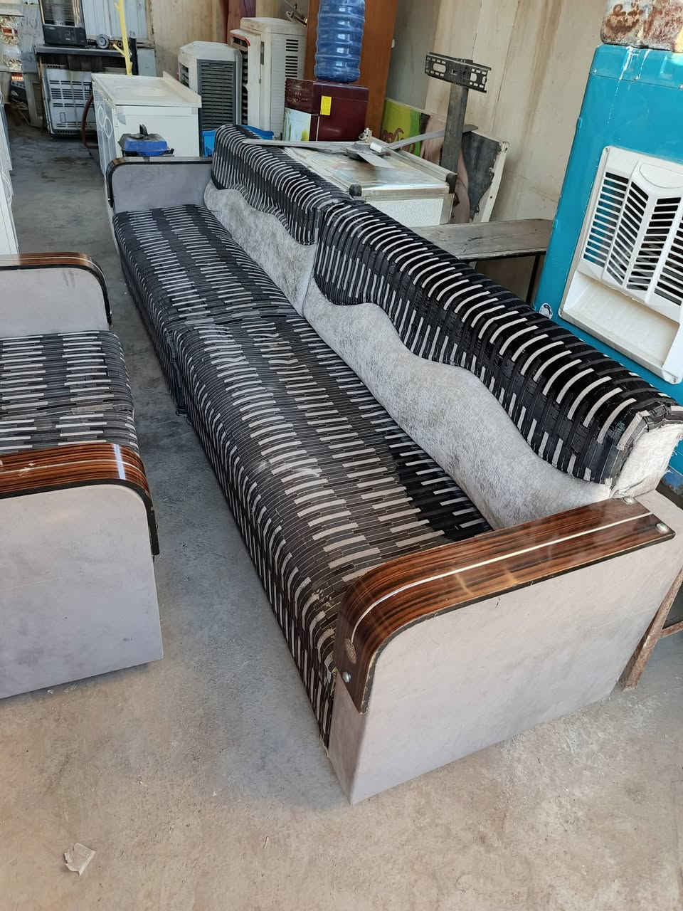 يعلن مزاد نشوان الشمري عن وصول بضاعه استعمال قليل العنوان خلف المستشفى بلدروز العام ع الرقم ***********
