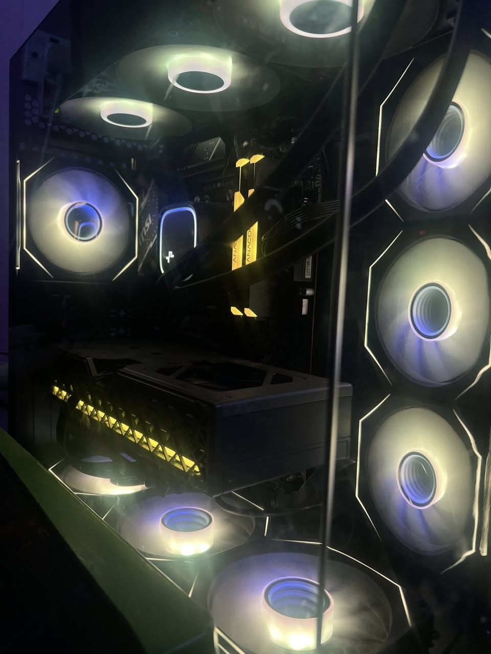 Rx 9060xt 16gb
Ryzen 5 7600
Ddr5 32gb 6000mhz
Power supply 750w thermal right
M.b b650 msi wifi plus 
Liquid cooler le720
7fans 
M.t 1tera
الماوس اتاك شارك x11
كيبورد x82 pro he
Ktc شاشة٢٠٠ هرتز. Ips panel
نظافة 99% واستخدام قليل شهرين فقط 
للتواصل واتساب 
*********** 
(كيس  وية محتوياته ماوس وكيبورد. وشاشة وups هدية)  
السعر 2,350 وبيها مجال قوي للطيبين
