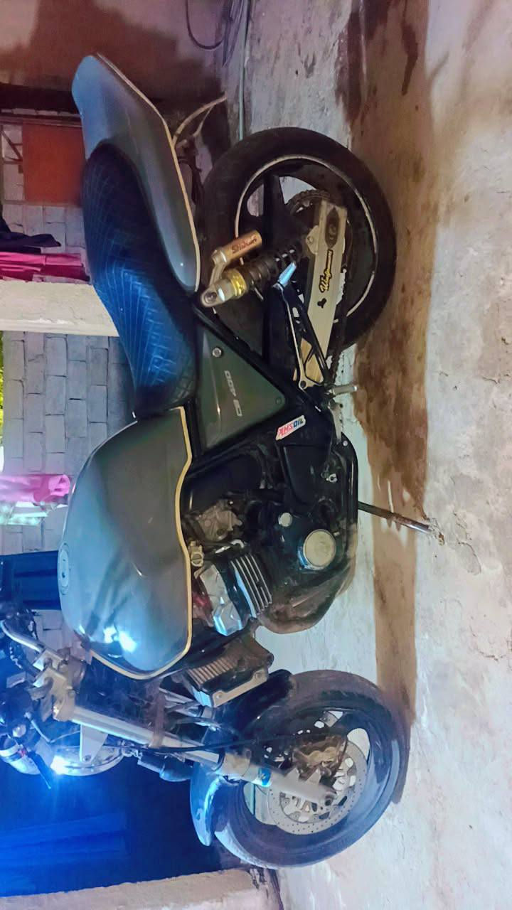 السلام عليكم سي بي 400مكفوله من مكينه من اوراق كله كامله السعر 1600 وبيه مجال بصيط الموشراي ليتعبني، ***********
