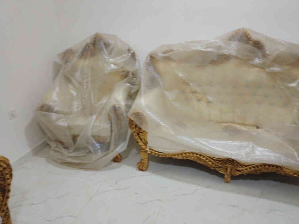 من رخصة الادمن 
جديد مامستعمل قنفات ملكية تخم ونص 14نفر ثلاثيات ٢ وثنائيات ٢ وكراسي ٤ السعر مليون ومية 
العنوان مجمع الأميرات الثاني 
استفسار اتصل على الرقم *********** بي واتس اب
