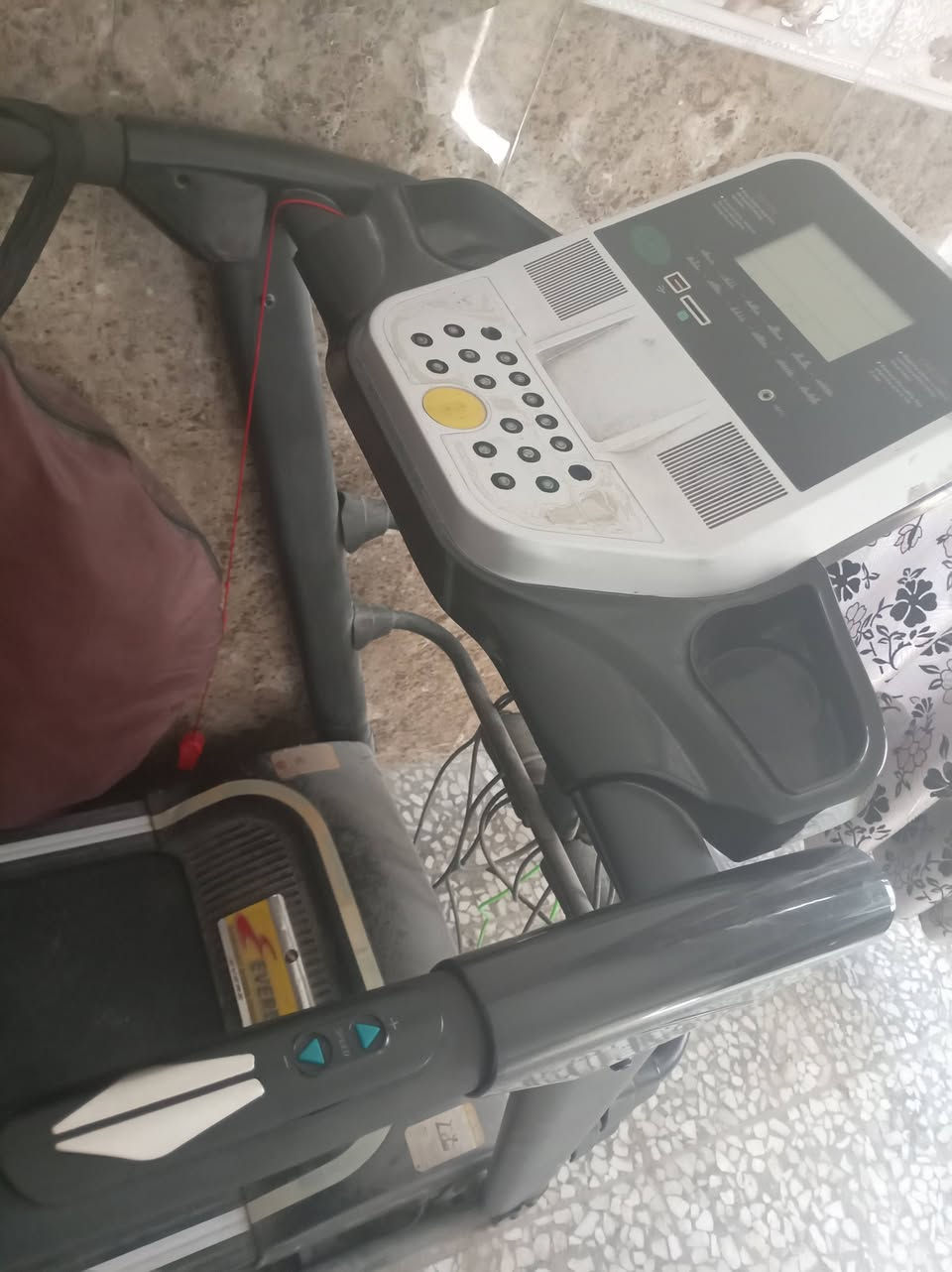 السلام عليكم جهاز جري معه تدليك ودنبلص استعمال جدا قليل السعر 300 الف العنوان النجف الشرف  ***********
