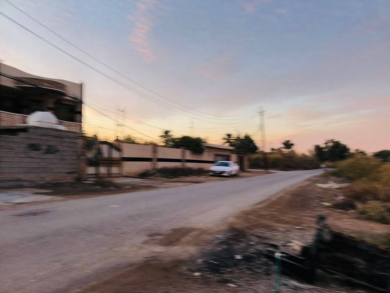 دار للبيع مع مشتمل
الدار يحتوي ع 2 غرفة نوم وصالة جبيرة ومطبخ واستقبال كبير+ حمام ضيوف 
و سويت حمامات خاص بالدار 
والمشتمل : 
يحتوي ع غرفة نوم وصالة من ضمنها المطبخ وسويت حمامات المساحة 600 متر بغداد جسر ديالى مابين الكرغولية والقرية النفطية
***********
***********
