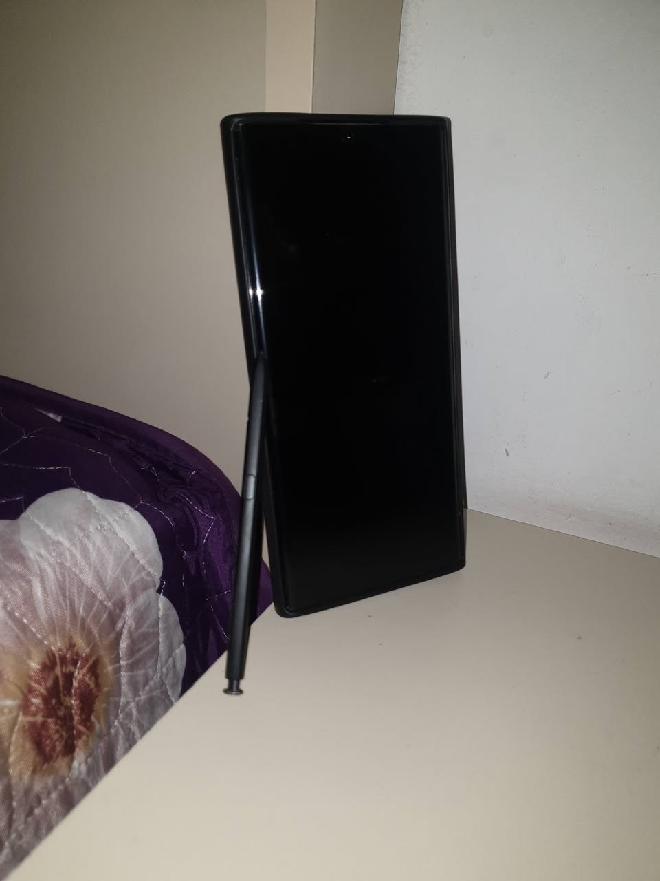 سلام عليكم 👋عندي اس 22 التره رام 12 ذاكره 256 الجهاز ما يدعم الشريحه قاعدت السيم كارت عاطله الجهاز لا كسر ولا شخط بي نقطه بصيطه بشاشه بلون الخضر كما موضح بلصوره *********** واتساب فقط  ويا شاحنه  اصليه 45 واط المكان ارببل السعر 300 وبي مجال المكان اربيل
