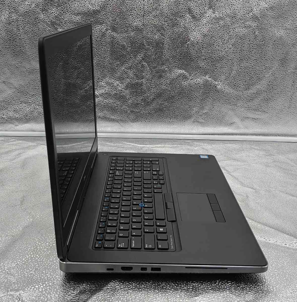 لابتوب Dell Precision 7710 للبيع 
مناسب لأعمال التصميم الهندسي والـ CAD مثل AutoCAD وSolidWorks
يصلح للمونتاج المتوسط وبرامج مثل Premiere Pro وAfter Effects
جيد للأعمال المكتبية الثقيلة وتعدد المهام (برمجة، أوفيس، متصفحات كثيرة)
يمكن استخدامه للألعاب المتوسطة لكن ليس مخصص للألعاب الحديثة الثقيلة
Dell Precision 7710
المعالج: Core i7 الجيل السادس HQ
الرام: 8GB DDR4
الخزن: 256GB SSD
كرت الشاشة:
Intel Graphics داخلي   4GB
NVIDIA Quadro خارجي   4GB
الشاشة: 17.3 إنش

السعر: 395 الف
يوجد توصيل


**إذا كنت صاحب هذا الإعلان وتريد حذفه لأي سبب، رجاءا أرسل رسالة إلى الدعم الفني**