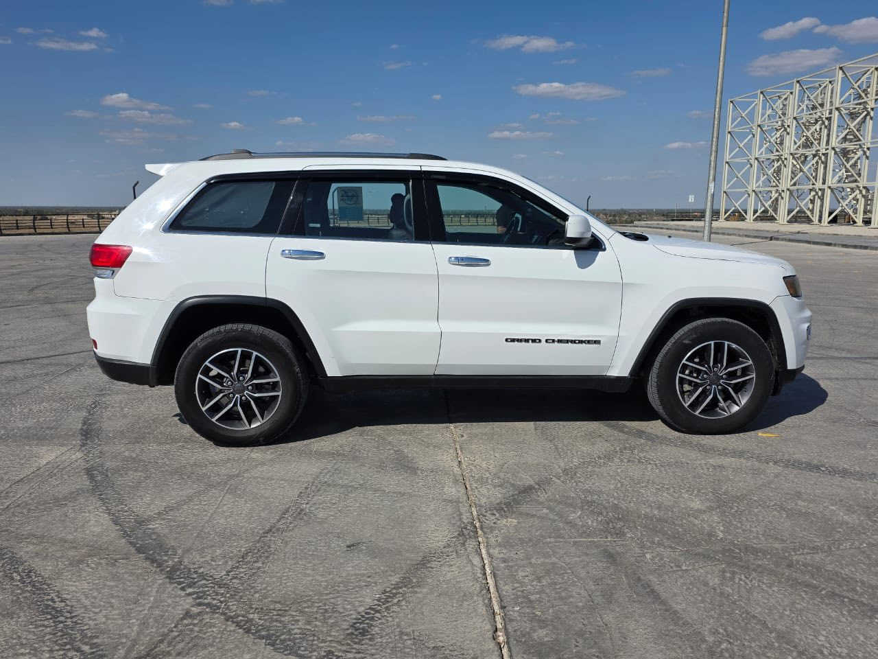 جيب لاريدو 2019 وارد امريكي رقم بغداد حادث بسيط جدا فقط ربع البنيد صبغ السونار مرفق مع الصور وبالعراق شخط بالباب ومصبوغ عل كد الشخط السياره مكفوله من اي اضرار داخليه ماشيه 90 الف ميل مواصفات شاشه كبيره كير كوبرا ردار امامي ورادار حانبي بصمه نضام ايكو وسبورت تشغيل عن بعد حساسات وباقي المواصفات المعروفه
كير محرك تخم تاير كله جديد 
*ملاحظه 
( محرك السياره مبدل 2014 يعني انسى شي اسمه دوانز ) 
السعر 198 وبيه مجال 
العنوان بابل الحله 
للاستفسار 
***********
***********
