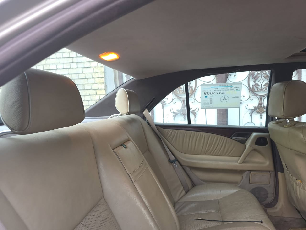 السلام السلام مارسيدس ام عيون مديل ٩٧
لون ذهبي 
كير مكينه خير من الله 
تبريد منظومه جديده 
بيانو 
فتحه سقف 
بيها جراد قليل  بس بابين بيهم  قليل موضح بلصوره 
السعر ٨٥ وبيها مجال 
سياره مصبوغه عام بدون معجون بدون ضربه
رقم بغداد 
العنوان بغداد البنوك 
***********
