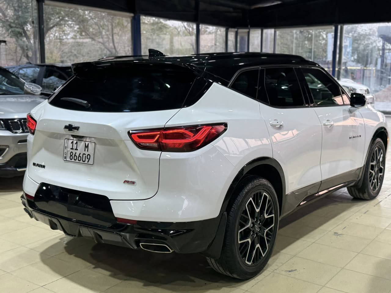 #المركبة : شيفرولية بلايزر موديل 2024 فئة ار إس  RS ( أعلى فئة ) فول مواصفات لون ابيض لؤلؤي
#عداد_المسافة : 2 الف ميل حقيقي ( زيرو )
#الضرر  : مياة امطار
#الرقم : بغداد

#المواصفات : 

▪️السيارة : شوفرليت بليزر ار إس BLAZER RS
▪️الموديل : 2024
▪️المحرك : 3.6L (ستة سلندر) 
▪️حجم الويل : ويل كب اسود اصل حجم 20 مع طقم تايرات كونتينتال بحالة ممتازة
▪️لايتات زينون عالي وناصي مع حاجب LED
▪️بصمات عدد 4 للابواب مع بصمة تشغيل
▪️كامرات محيطية برؤية 360 درجة
▪️رادار امامي مانع تصادم
▪️حساسات الأنحراف عن المسار
▪️رادار جانبي (نقاط عمياء)
▪️حساس خلفي
▪️كشنات السيارة جلد اسود مع تطريز ازرق اصل
▪️تحكم فول كهرباء لكرسي السائق و الراكب
▪️كشن ذاكرة (خزن ميموري) لكرسي السائق
▪️شاشة الدشبول حجم كبير (ايباد)
▪️تبريد قطعتين امامي وخلفي
▪️تدفئة لكشنات المقدمة
▪️جنطة كهرباء
▪️تشغيل عن بعد
▪️سايد بريك دكمة
▪️سستم صوت BOSE 
▪️تحكم ستيرن جهتين بلوتوث وحاكية وكروس سرعة وتحكم صوت 
▪️نظام ABS مانع انزلاق

السعر المطلوب : 230 ورقة مع المجال
 
الاتصال على : ***********

معرض سما دبي لتجارة السيارات والمزادات الامريكية
النجف - المدينة المائية -مقابل حي الجامعة
اهلا ومرحبا بكم
