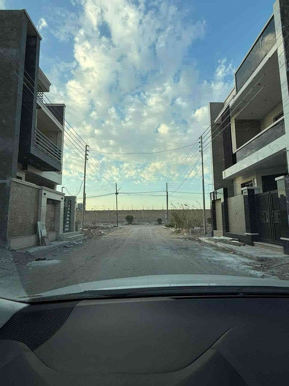 دار للبيع 
بيت للبيع 
للبيع بيتين تونات – بناء حديث في مجمع الضباط السكني / شارع المطار

المواصفات:
 • عدد البيت: 2 (تونات)
 • المساحة: 100 م² لكل بيت
 • عدد الطوابق: 3 طوابق لكل بيت
 • الواجهة: 6.75 متر
 • النزال: 14.82 متر
 • نوع الأرض: زراعي – سند 25 مشمول بقرار التطويب
 • عمر البناء: سنة واحدة فقط
 • جميع الطوابق مكسوة بالمرمر الفاخر

التقسيم الداخلي:
 • مطبخ
 • صالة
 • هول
 • 4 غرف نوم
 • 3 حمامات

مميزات العقار:
 • يقع في مجمع الضباط السكني خلف جامعة المشرق – شارع المطار
 • المجمع محاط بسور ويوجد سكيورتي للدخول
 • تتوفر كافة الخدمات: ماء، كهرباء، مجاري، تبليط

سعر البيت الواحد :-  225,000,000 دينار .
ملاحظة : كل بيت يحتوي على بردات وكاونترات وسبالت جديدة ثابتات .

للاستفسار والتواصل:
أبو ياسر – ***********
