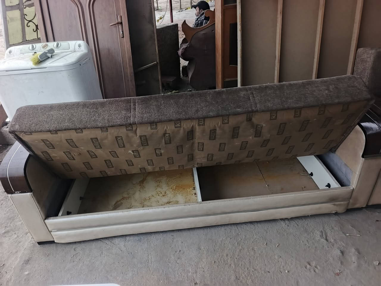 #تخم 10 مقاعد تركي سرير ومخزن 
نظيف جدا مع ماصات وكوشات 

 #العنوان  // الحمزة الغربي __ قرب تقاطع معمل السكر 

***********
