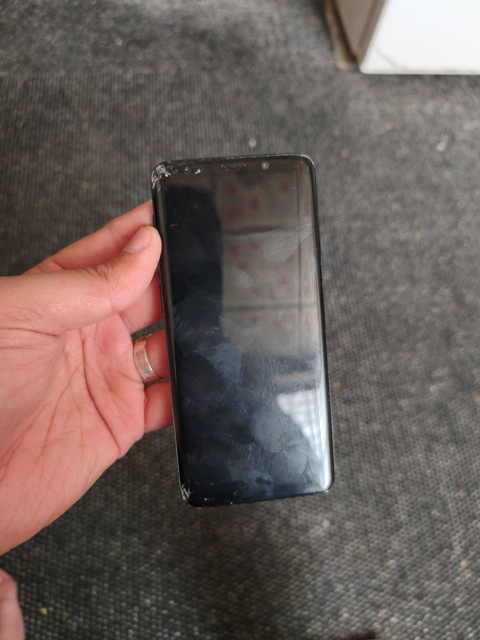 سامسونج s9 الصغير ذاكرة 64
شاشة بيهه كسور لمس ممتاز يفيد موبايل ثانوي او لطفل 
يشغل كل البرامج ببجي 60 فريم سلس 
مع كفر سامسونج سمارت اصلي 
سعرة 75 وبي مجال قليل 
يوجد توصيل لجميع المحافضات.
او الاتصال على ***********
