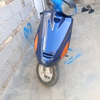 أعرض سكوتر لون أزرق بشكل نظيف ومرتب، بيه جسم لامع وحالته مبين زينة من ...