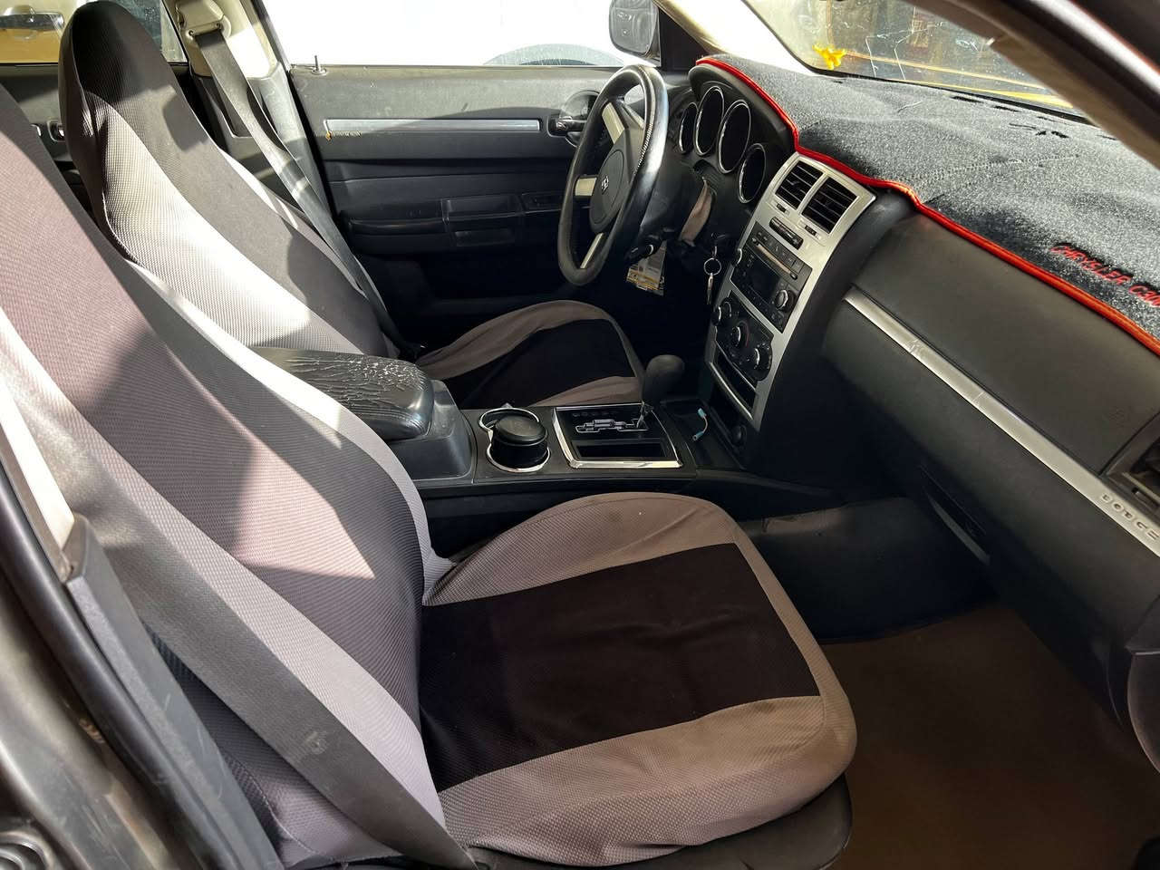 چارجر 2010 رقم بغداد
وارد أمريكي ، نظيفة، حادثها الچاملغ الخلفي كما موضح بالصورة ،
والباقي كله مكفول من گير ومحرك وغيرهن كله مكفول . 
العنوان الديوانية الحمزة الشرقي ، 
السعر 115 .
***********
