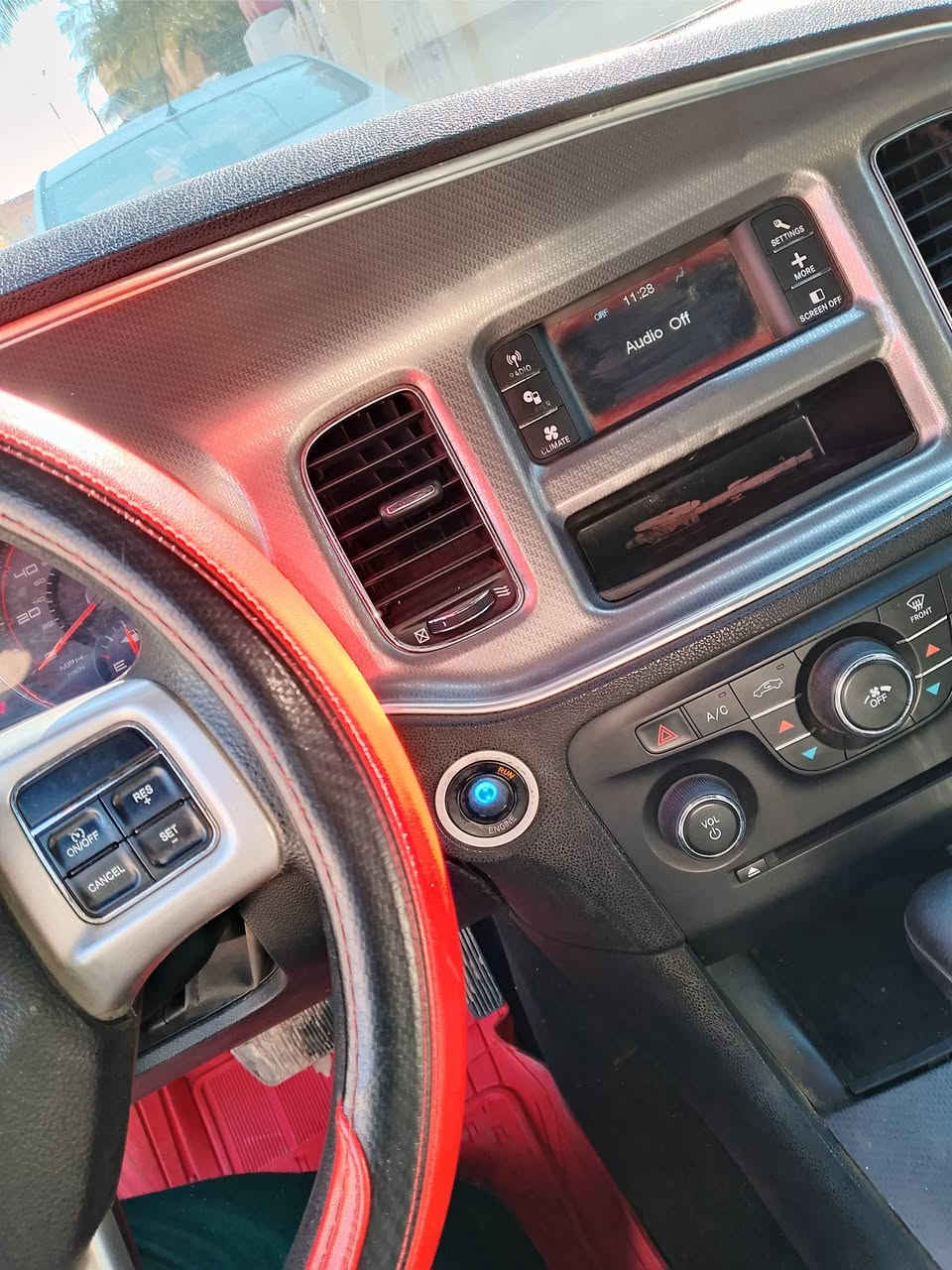 السلام عليكم 
سيارة جارجر للبيع 2014  بأسمي رقمها بغداد مشروع وطني تتحول بأي محافظة 
تحكم ستيرن 
مانع انزلاق 
محرك + كير خير من الله 
تخم تايرات نضاف 
السيارة تاخذها متصرف عليها ربع دينار والله كاملة للأخير 
مصبوغة عام بسبب ضربة بأمريكا 
ومكصوصة عكال من القمارة مو كلها فقط (عكال) 
السعر ١٢٠ ورقة وبيها مجال بسيط جدا للشراي
للأتصال *********** أو ***********
